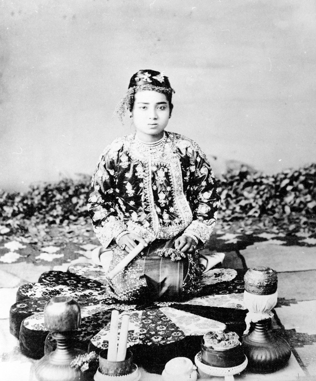 Mulher burmese nova com um charuto, Mandalay, c.1875 de Felice Beato