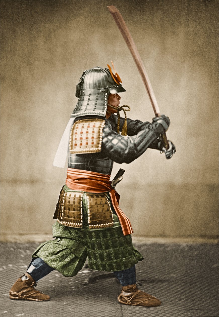 Guerreiro samurai vestindo armadura com espada levantada, c.1860 (fotografia albumina) de Felice Beato