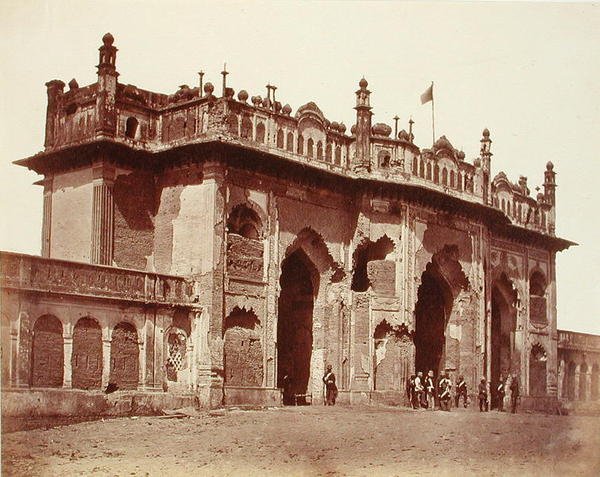 Uma porta de entrada em Lucknow de Felice Beato