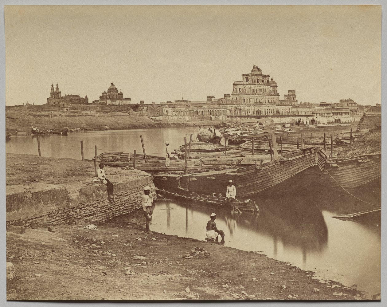 Ponte dos Barcos sobre o Rio Gumti perto do Chattar Manzil e Fusseed Bakah ou Palácio Antigo de Felice A. Beato