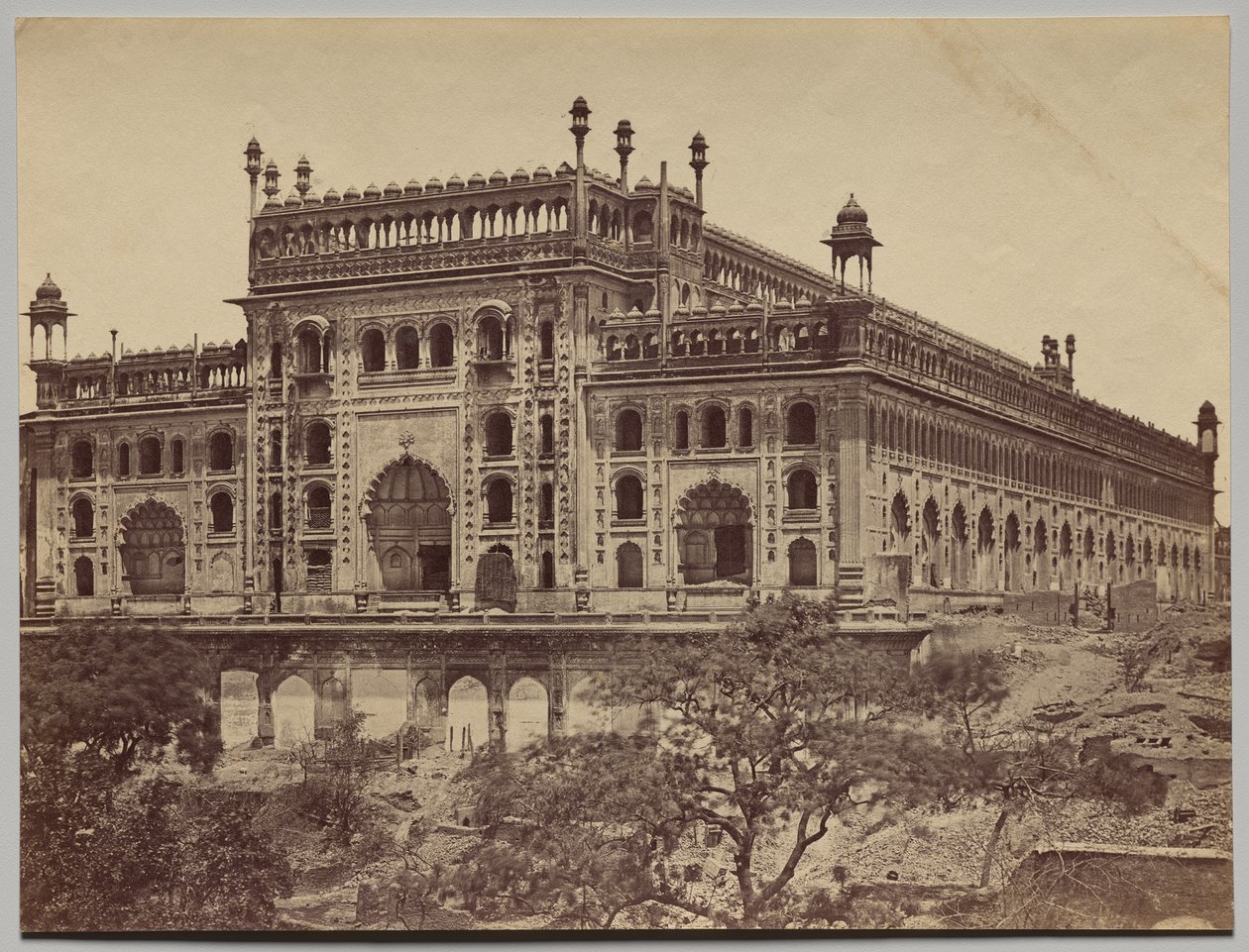 Exterior de Asaf-ud-Daula Imambara, ou Tumba de Felice A. Beato