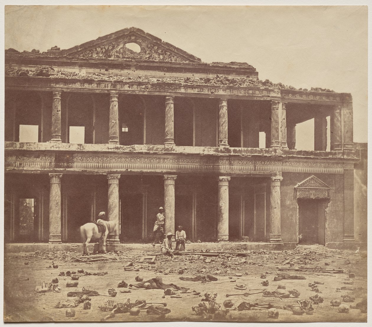 Interior da Secundra Bagh após o massacre de 2.000 rebeldes pelo 93º Highlanders e 4º Regimento Punjab de Felice A. Beato