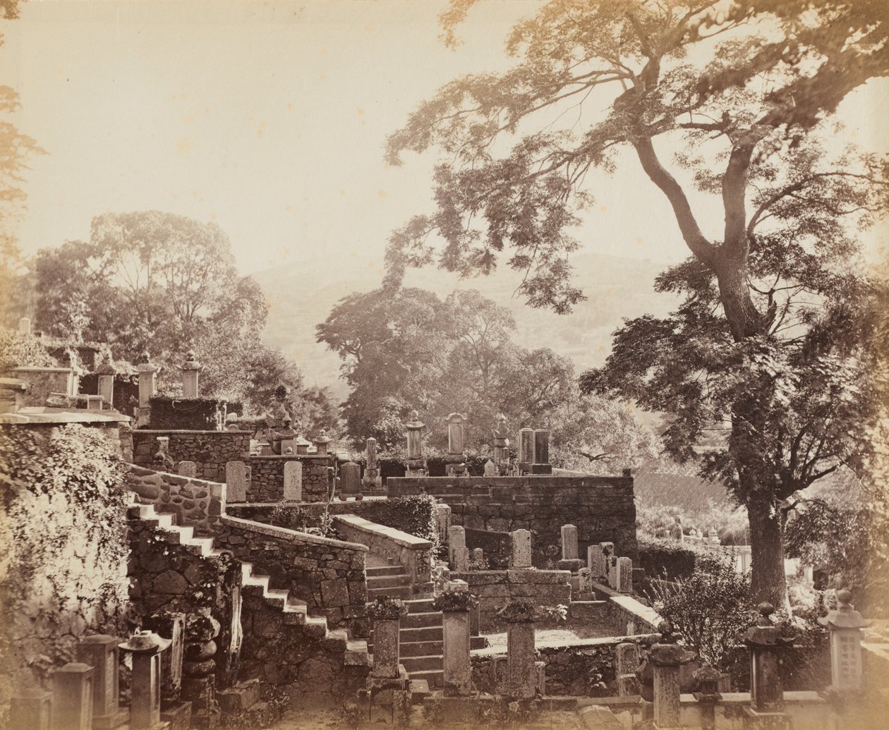 Cemitério do Templo Japonês, Shuntoji, Nagasaki, c. ೧೮೬೭. de Felice A. Beato