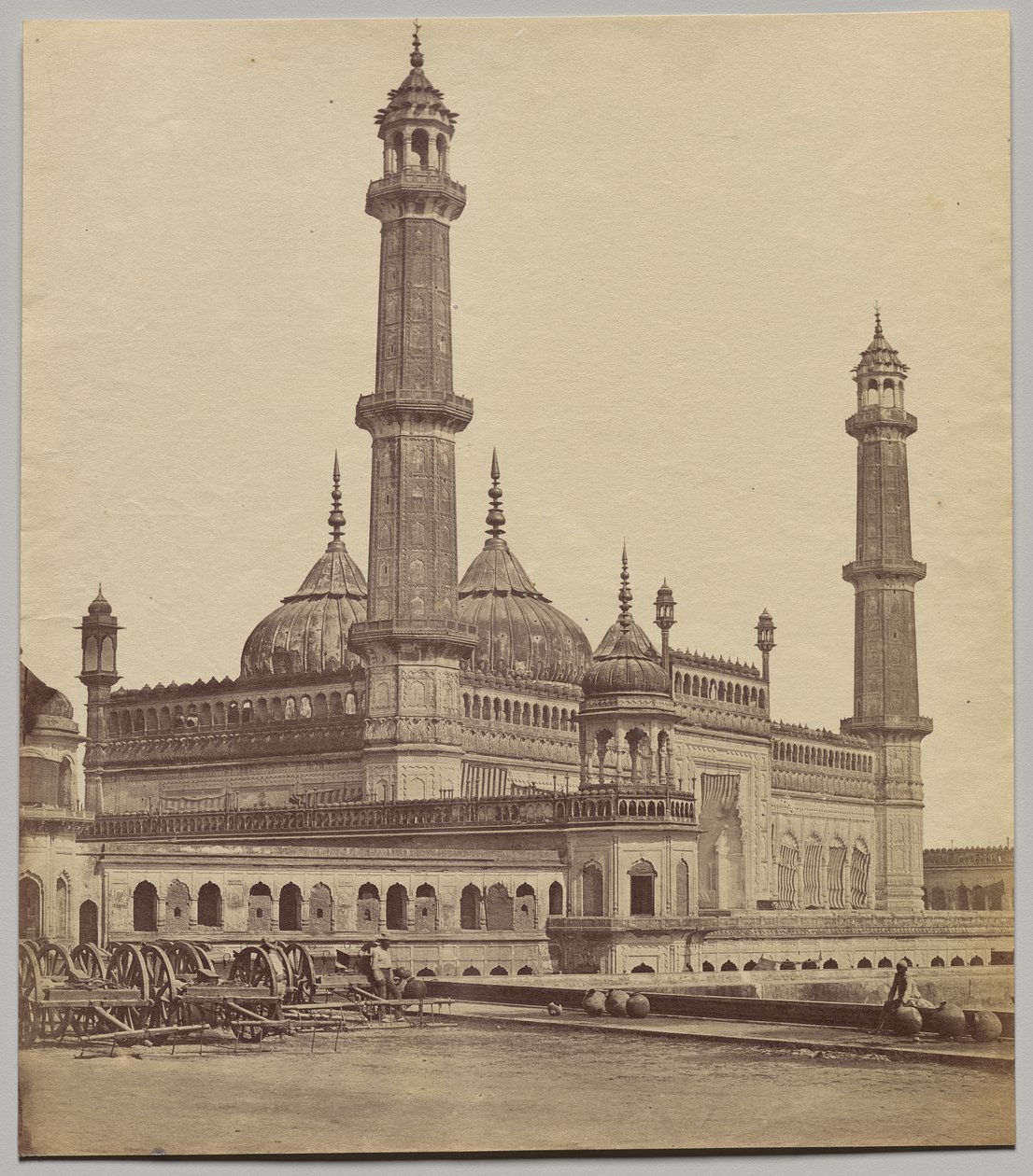 Mesquita, dentro de Asaf-ud-Daula Imambara de Felice A. Beato