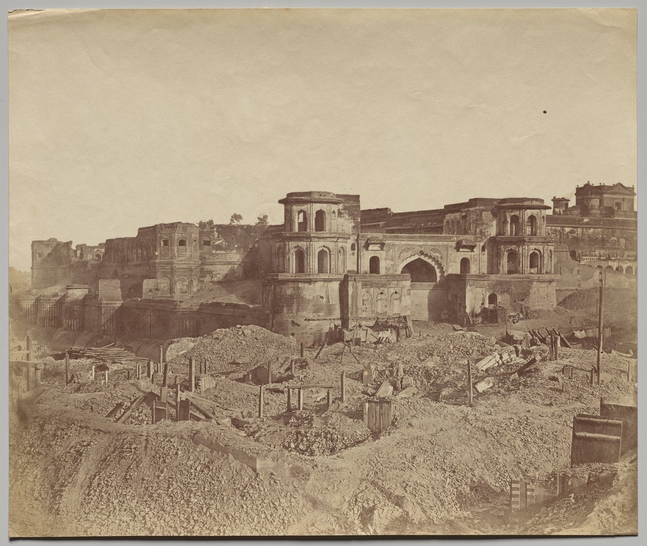 O Mucha Bawn, ou a Antiga Cidadela de Lucknow de Felice A. Beato