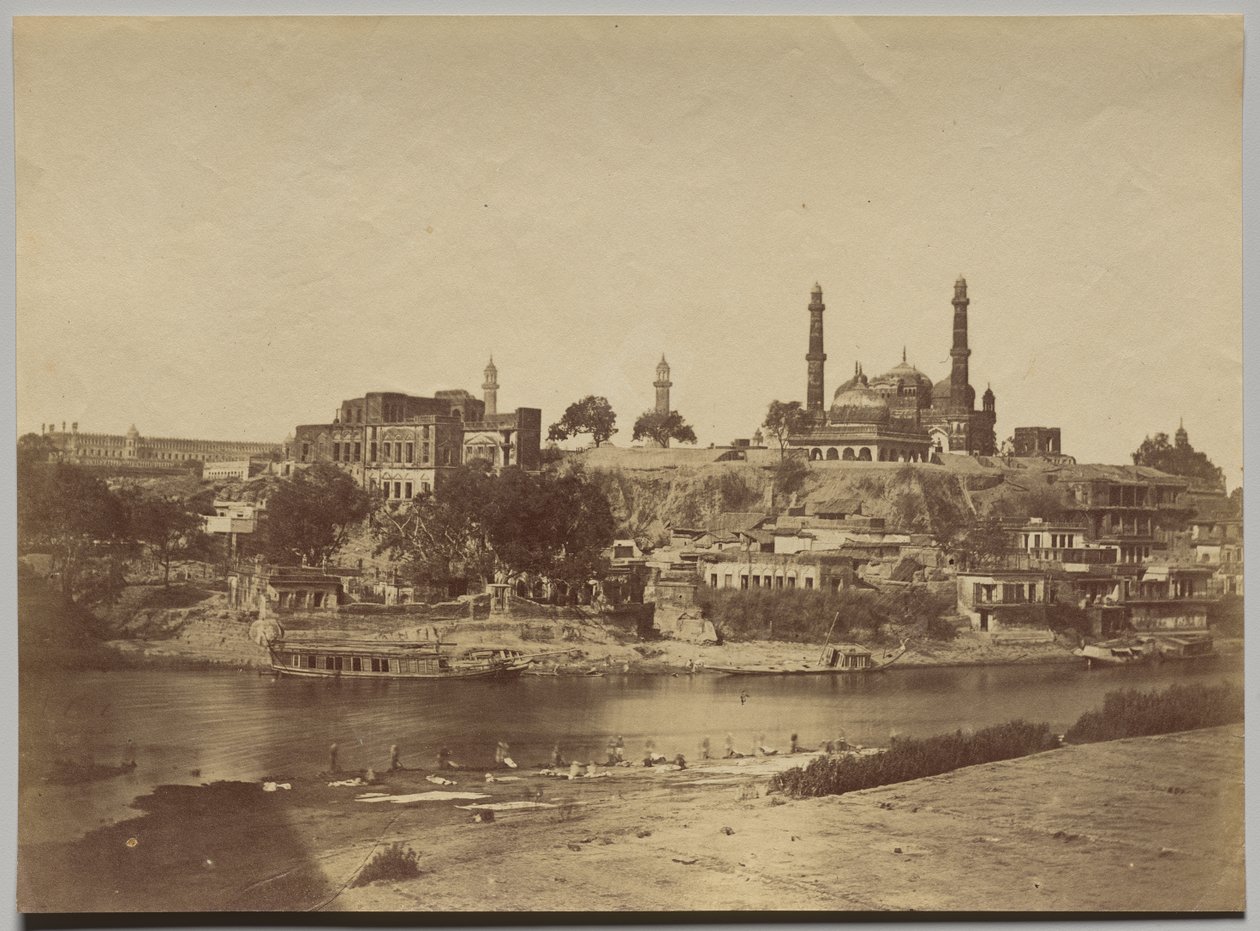 O Forte Muchee Bhawan e o Rio Gomti Tirado da Ponte de Pedra de Felice A. Beato