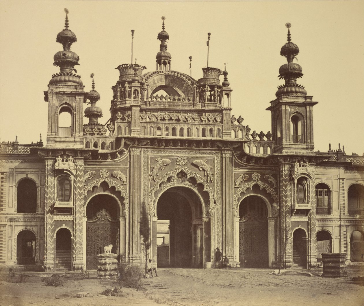 Um portal que leva ao Palácio Kaiserbagh de Felice Beato