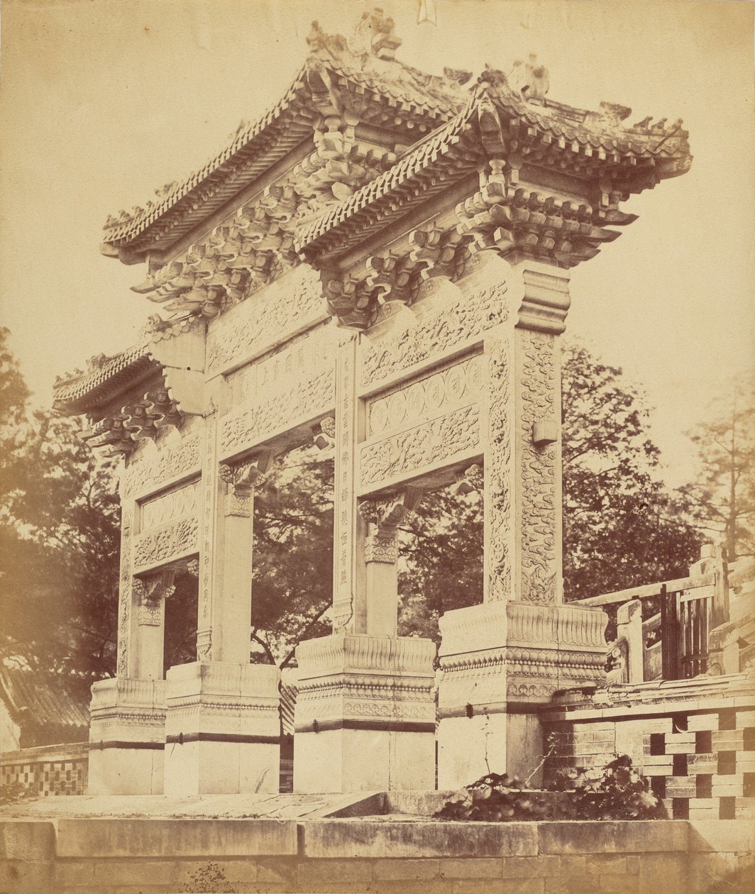 Arco no Templo Lama Perto de Pequim, outubro de 1860 de Felice Beato