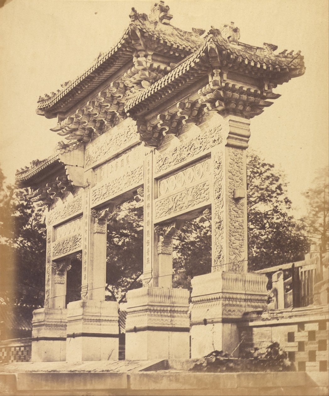 Arco no Templo Lama, perto de Pequim, outubro de 1860 de Felice Beato
