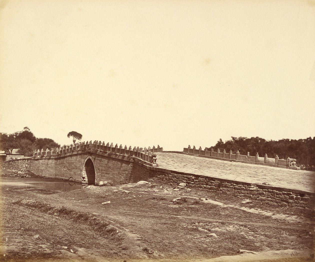 Ponte de Pa-lu-chian, cenário do combate com as tropas imperiais chinesas perto de Pekin, 21 de setembro de 1860 de Felice Beato