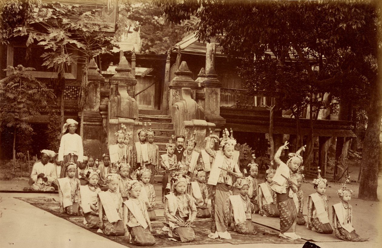 O liliputiano birmanês dançou perante F.A. Victor em Mandalay de Felice Beato
