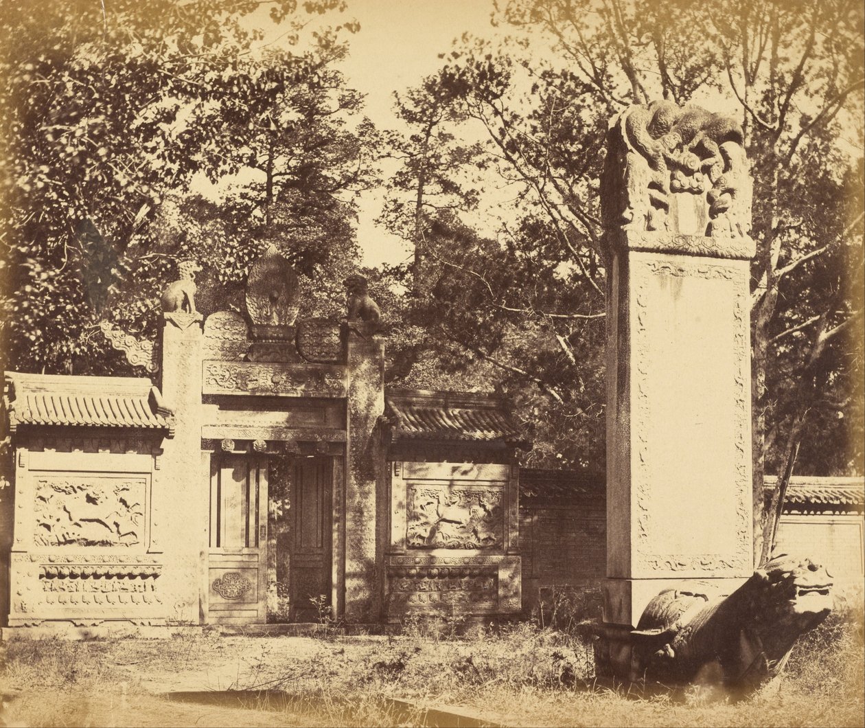 Tumba esculpida do depósito perto de Pequim, o lugar onde as armas e munições foram deixadas quando o exército marchou para Pequim, em outubro de 1860 de Felice Beato