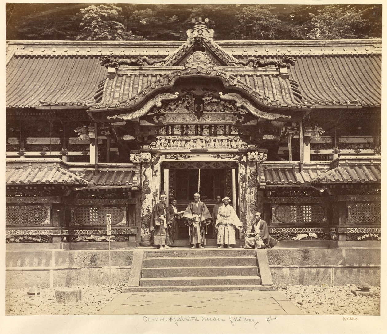 Portão esculpido e pintado em Nikko de Felice Beato