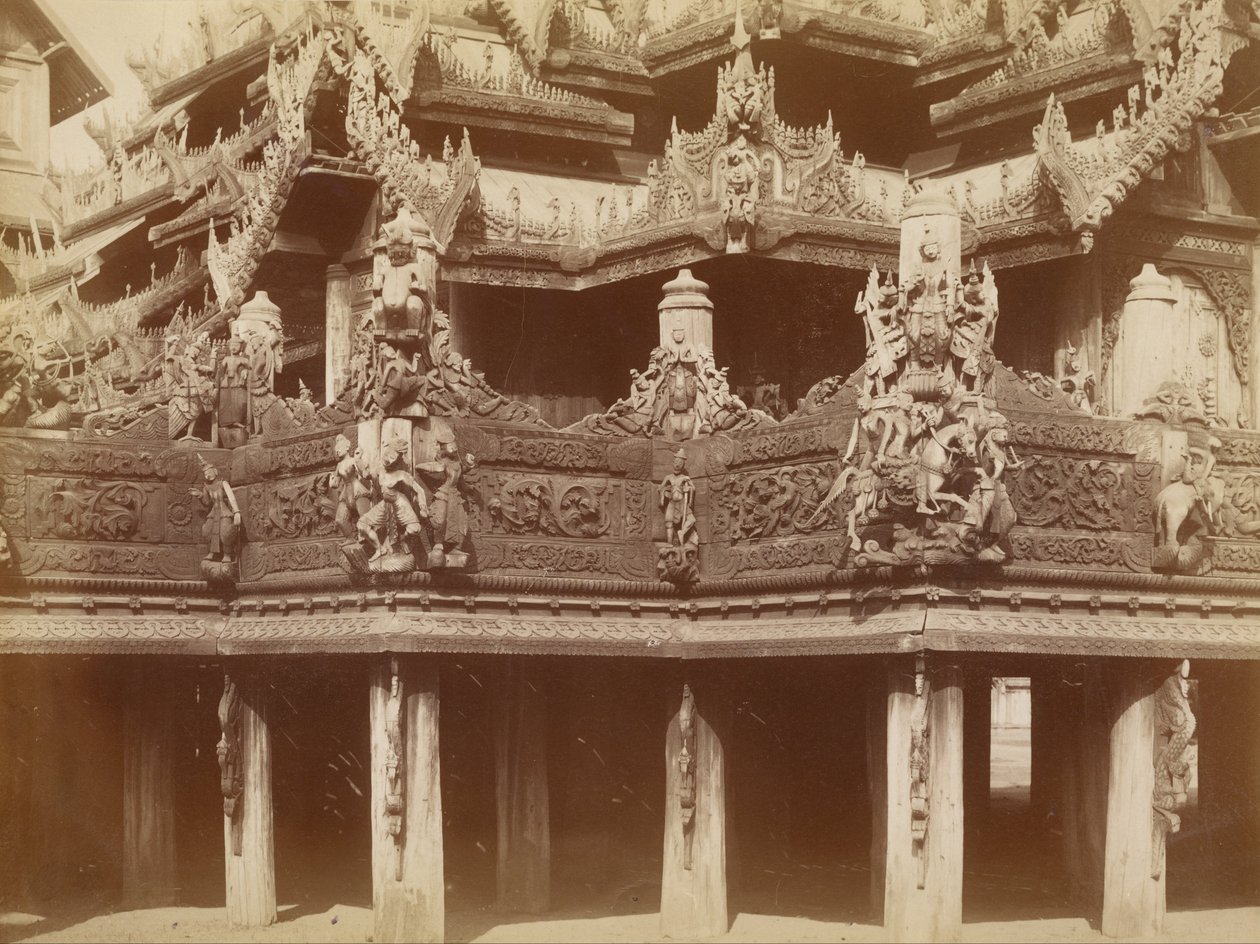 Escultura na varanda, Kyaung em Myingyan de Felice Beato