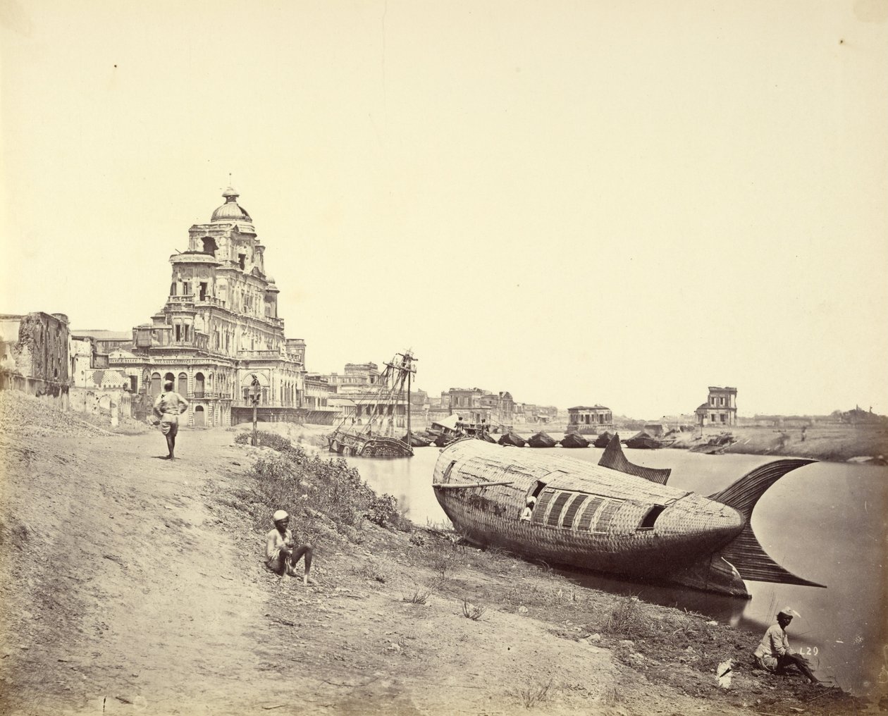 Palácio Chutter Manzil, com o Barco do Rei em Forma de Peixe no Rio Gomti de Felice Beato