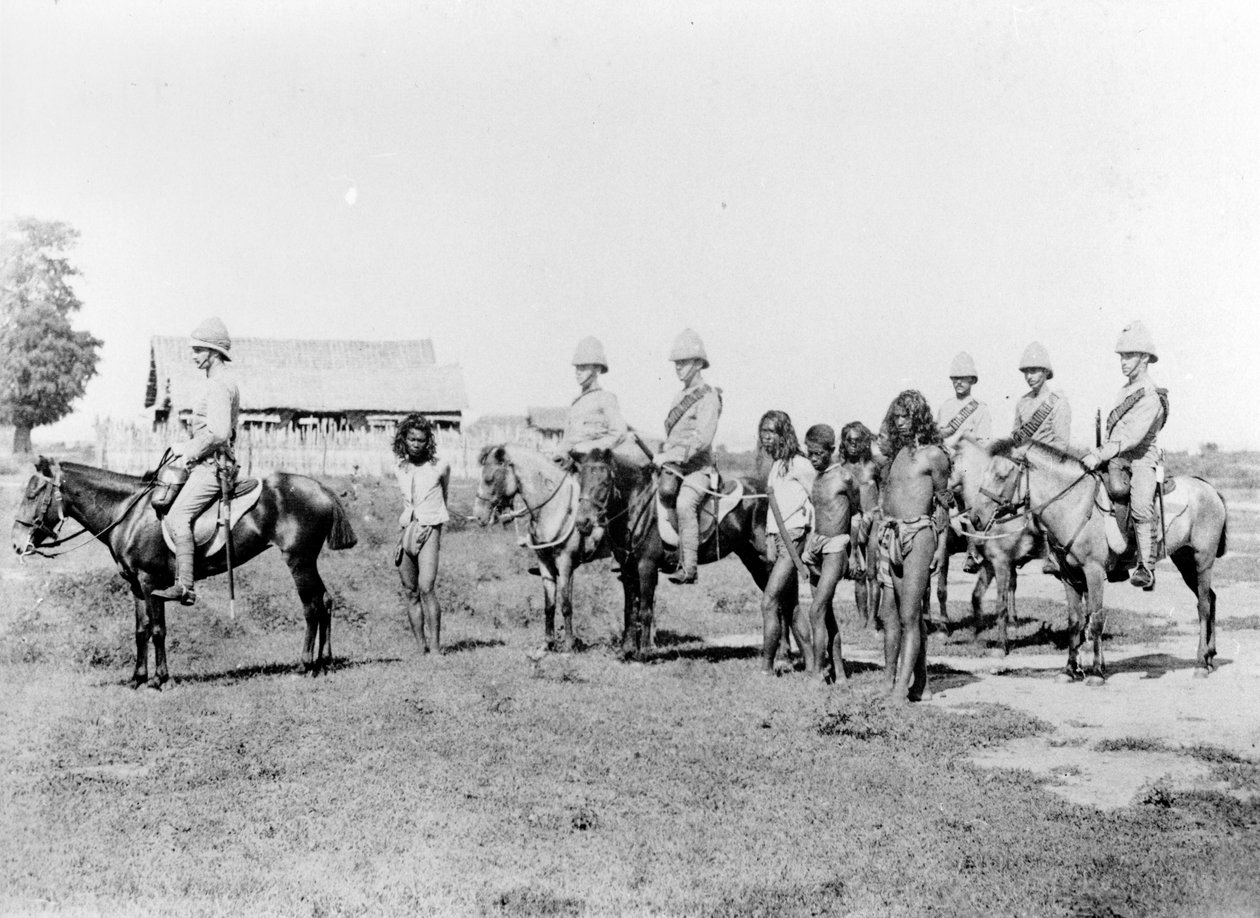 Dacoits sendo trazidos pela infantaria montada, c.1890 de Felice Beato