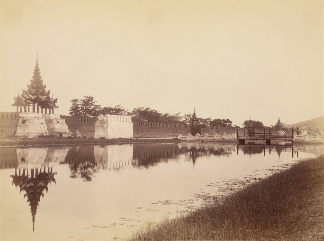 Muralha leste da cidade com fosso e ponte, Mandalay de Felice Beato