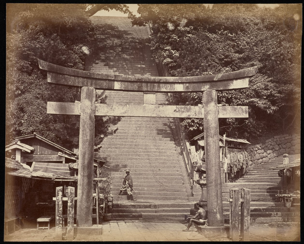 Entrada do Santuário de Ataugo Yama, em Yedo de Felice Beato