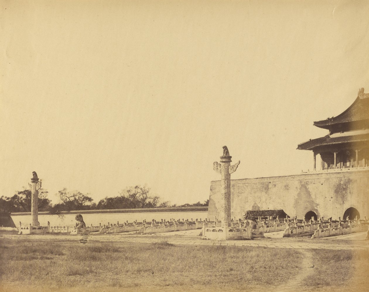 Entrada do Palácio de inverno, Pekin, outubro de 1860 de Felice Beato