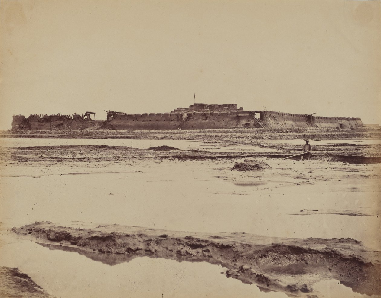 Exterior do Forte North Taku no rio Peiho, mostrando a entrada inglesa e francesa, 21 de agosto de 1860 de Felice Beato
