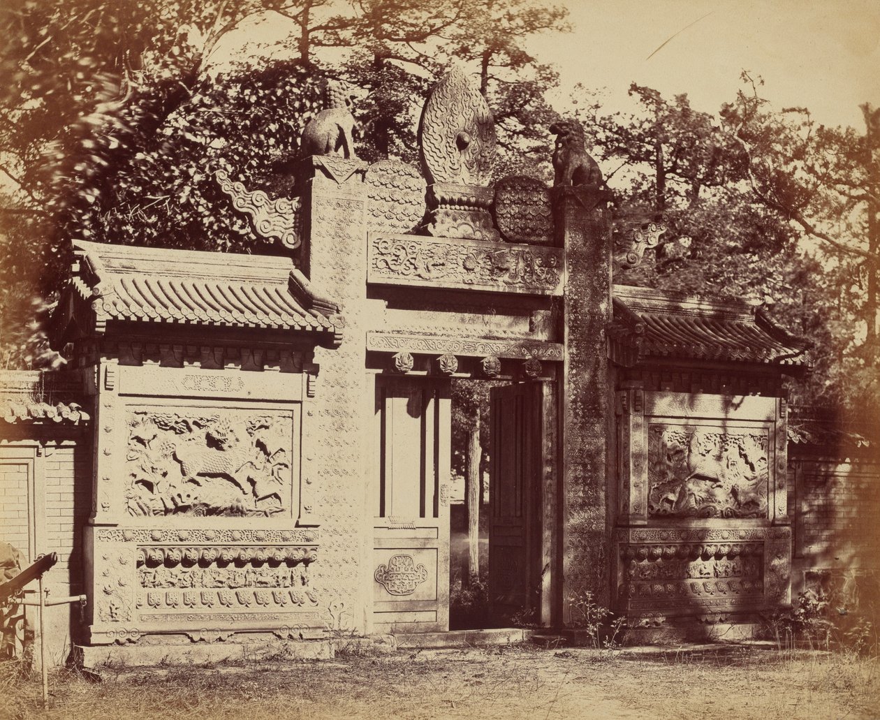 Exterior do depósito de túmulos perto de Pequim, outubro de 1860 de Felice Beato