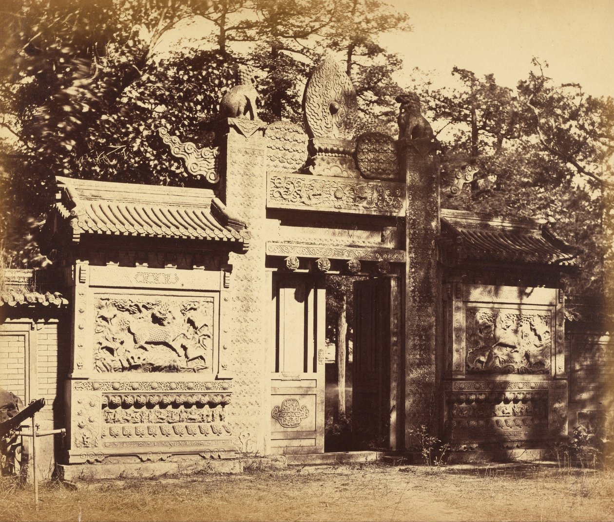 Exterior do Tomb Depot, perto de Pekin, outubro de 1860 de Felice Beato