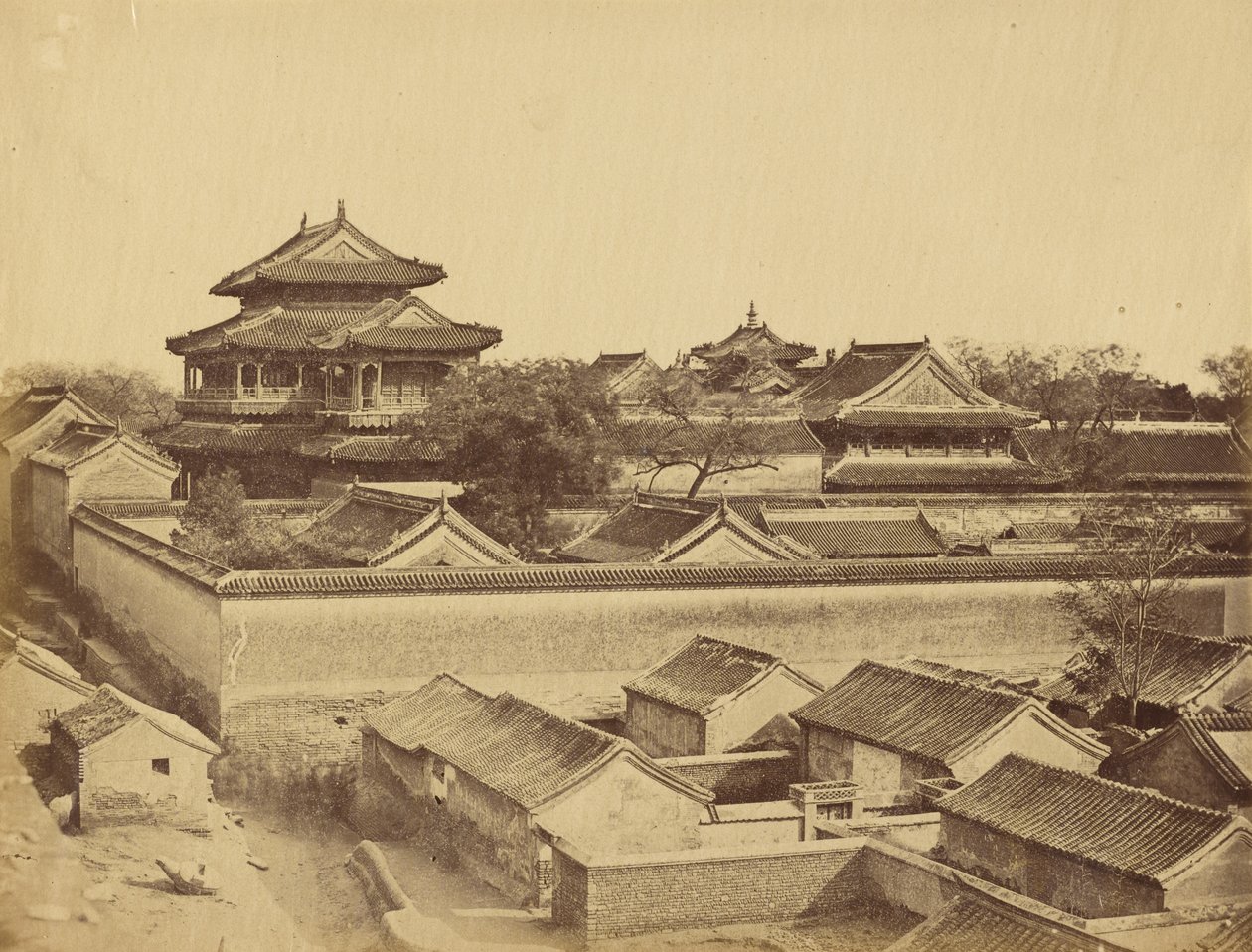 Primeira vista de Pequim tirada do Portão Antin, outubro de 1860 de Felice Beato