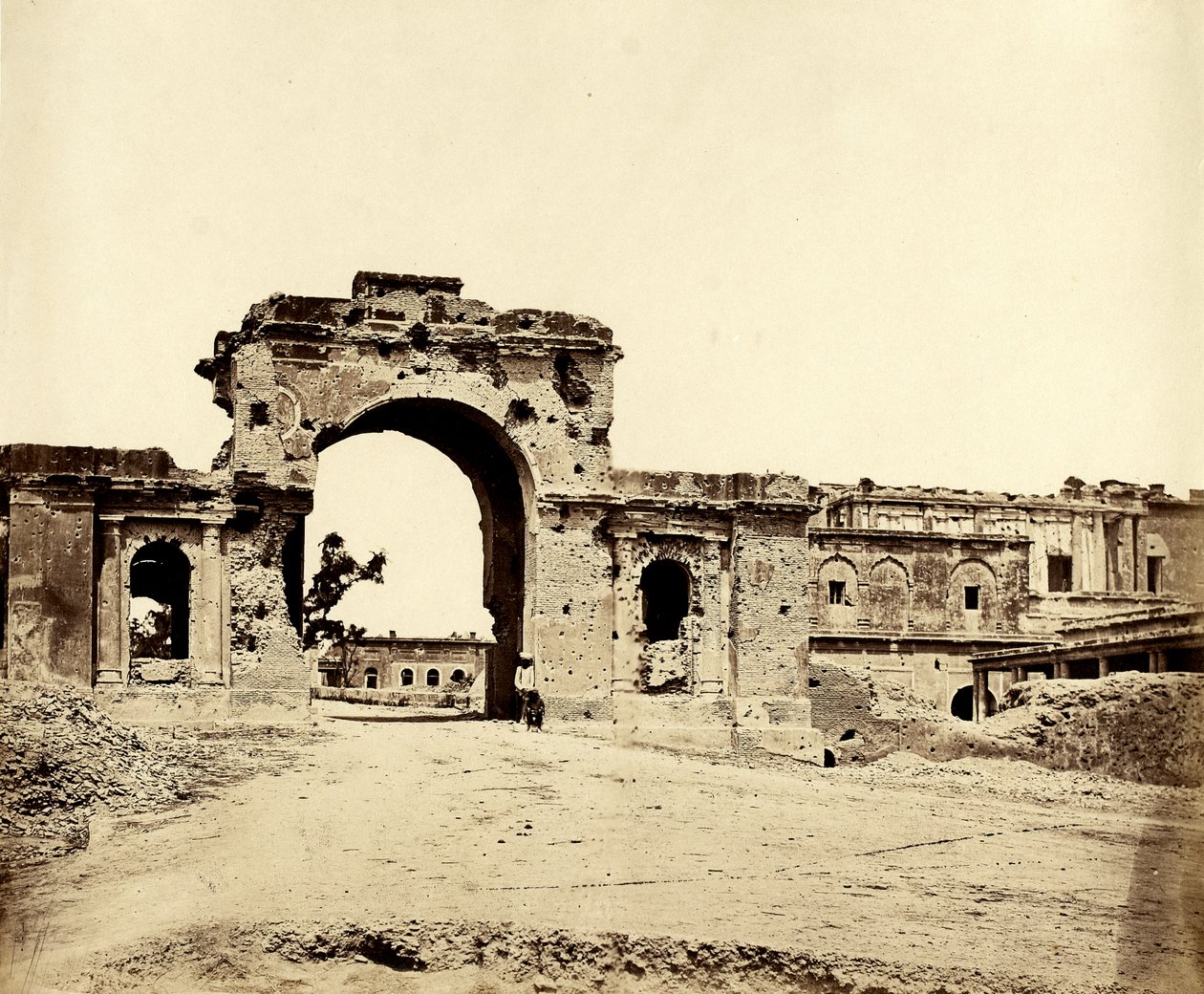 Porta de entrada para a residência, Lucknow, 1858 de Felice Beato