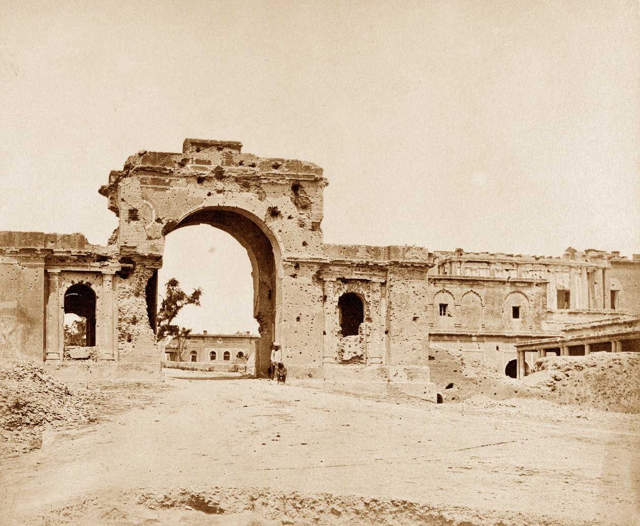 Porta de entrada para a Residência, realizada pelo Capitão Atkinson da 13ª Infantaria Nativa de Felice Beato