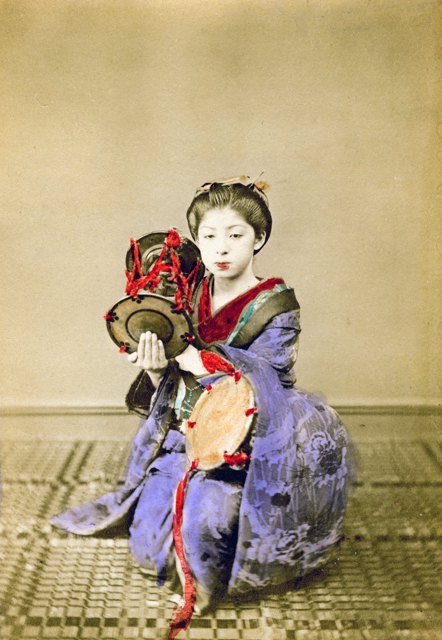 Gueixa tocando tsuzumi, Japão, 1882 de Felice Beato