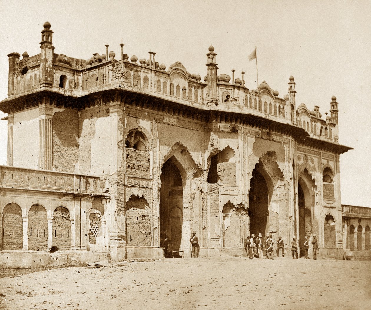 Portal de entrada fortemente danificado para a Igreja de Imaumbarah de Felice Beato