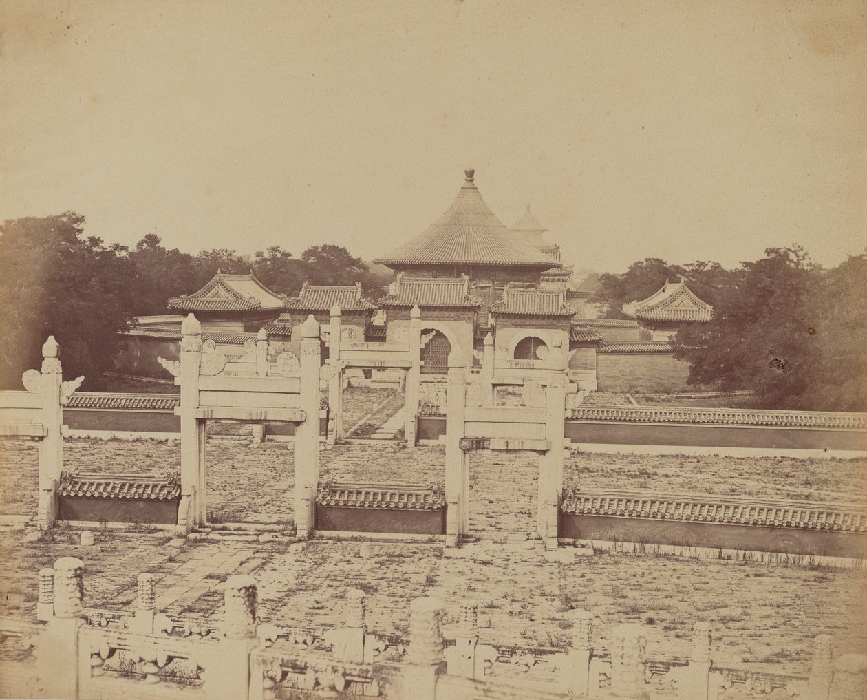 Interior and Arches of the Temple of Heaven Where the Emperor Sacrifices Once a Year, in the Chinese City of Pekin, October 1860 de Felice Beato