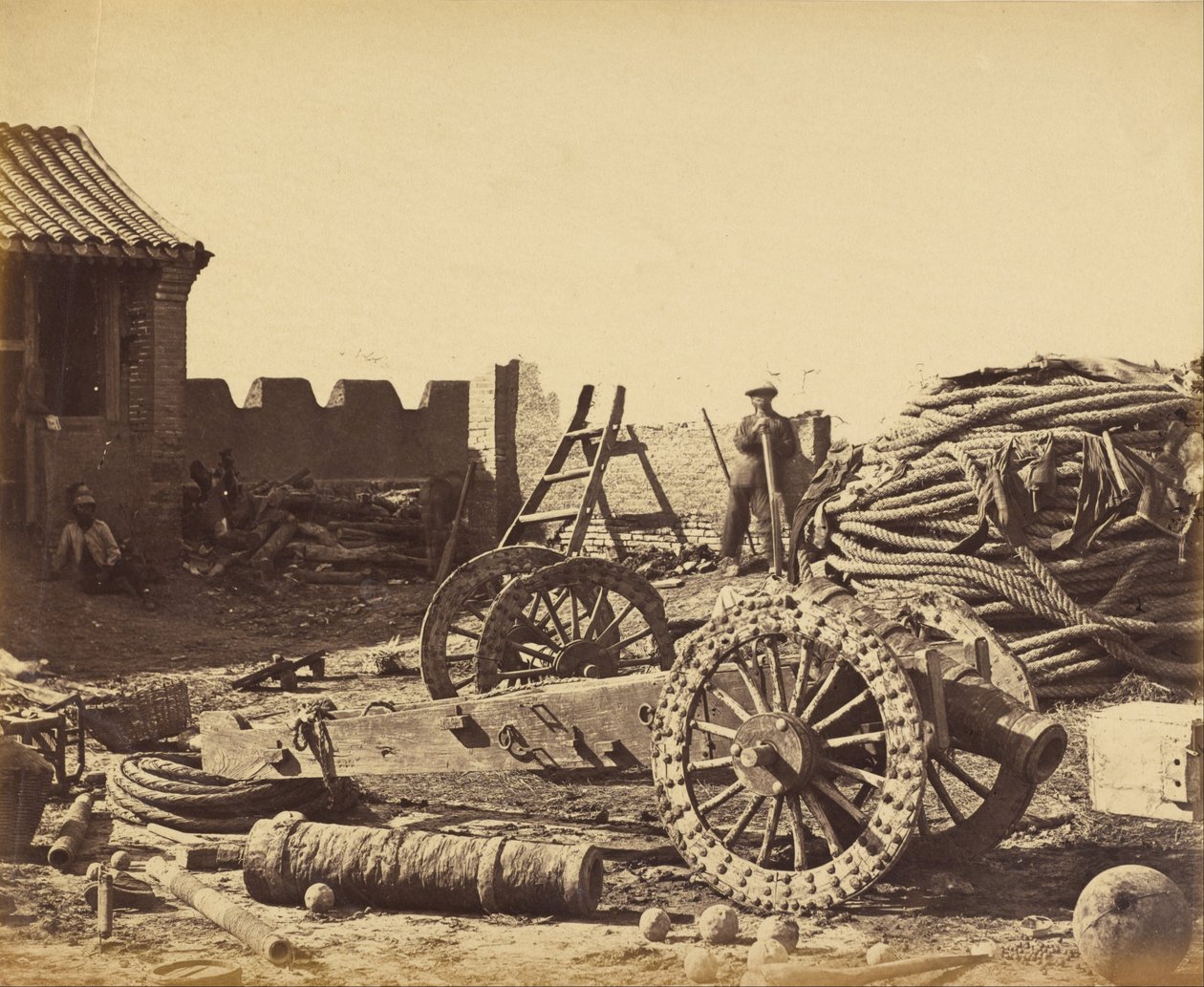 Interior de Pehtang mostrando a revista e a arma de madeira, 1º de agosto de 1860 de Felice Beato