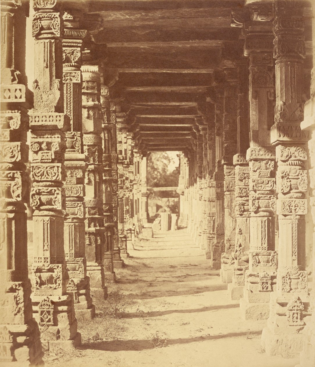 Interior do Templo Hindoo em Cootub, Deli de Felice Beato