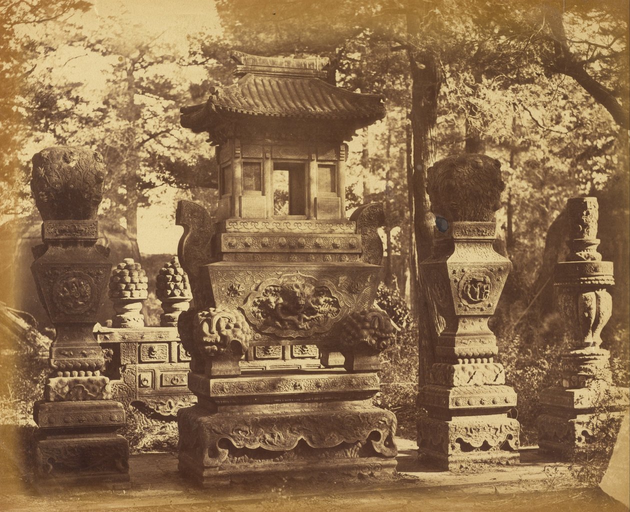Interior do túmulo no depósito perto de Pekin, outubro de 1860 de Felice Beato
