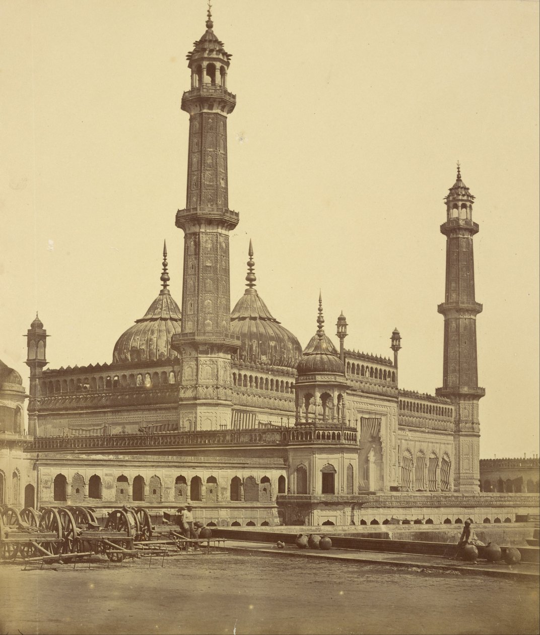 Mesquita dentro da Emambara de Asophoo Dowlah, agora usada como hospital de Felice Beato