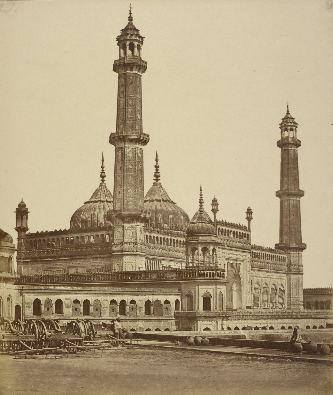 [Mesquita dentro da Emambara ou Túmulo de Asaf-ud Dawlah, atualmente utilizado como hospital, Lucknow] de Felice Beato