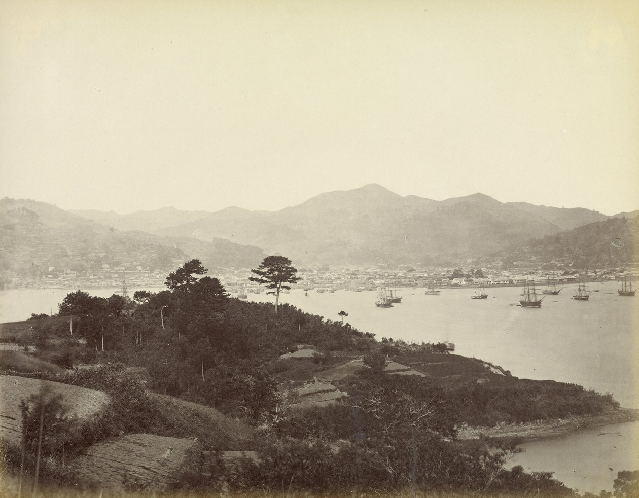 Nagasaki, vista das colinas em frente de Felice Beato