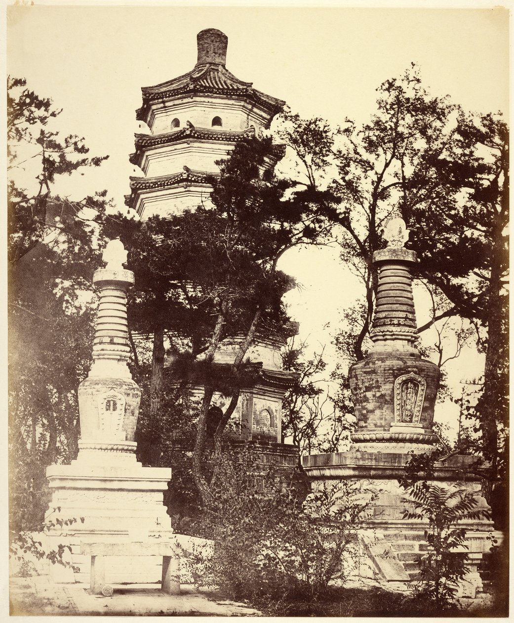 [Pagode no cimo da colina, - Palácio de verão, Yuen-Ming-Yuen, Pequim] de Felice Beato