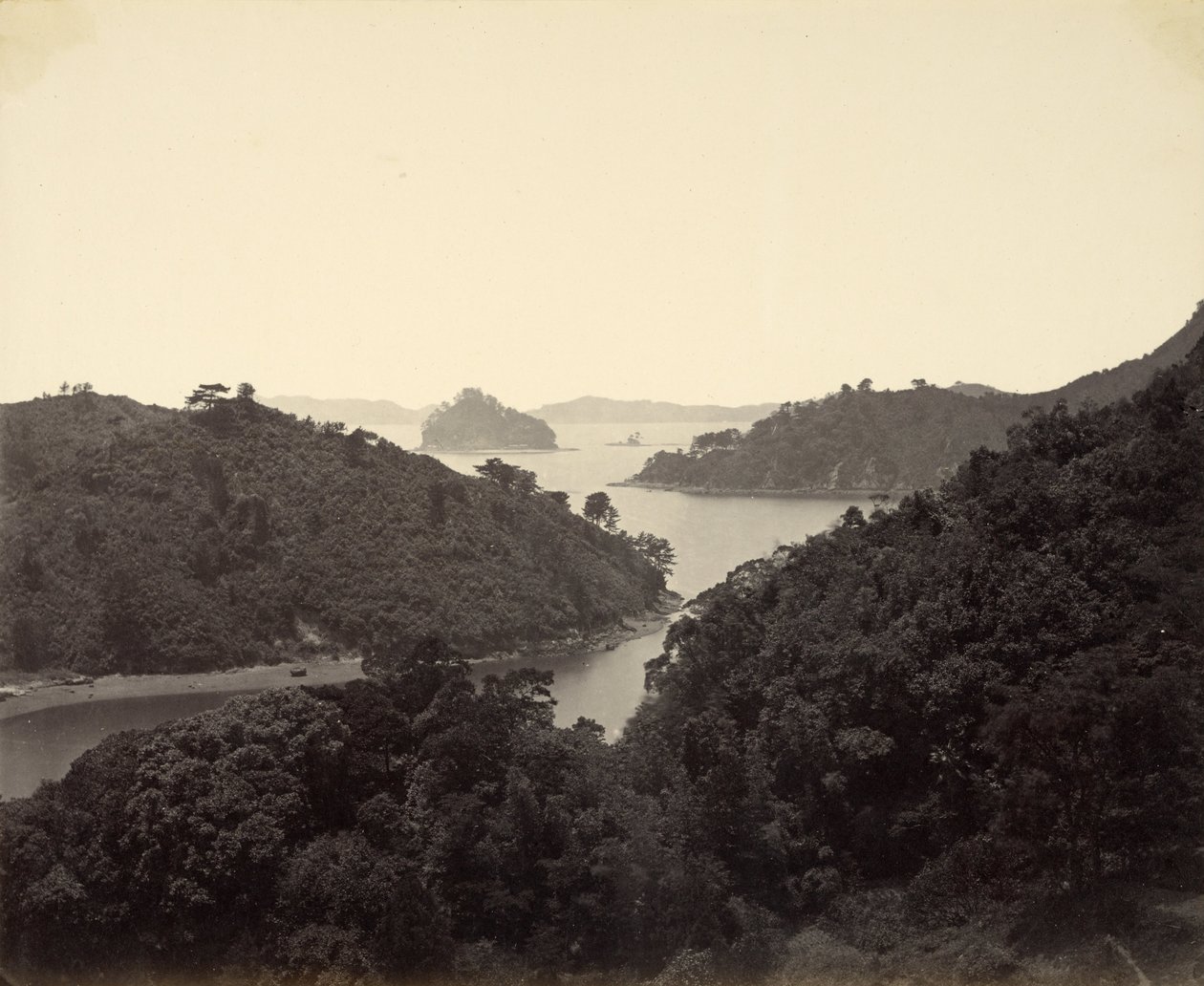 Ilha Pappenberg na entrada da Baía de Nagasaki de Felice Beato