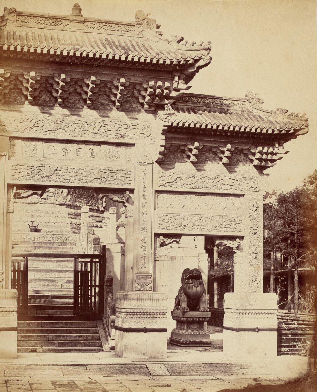 Parte da entrada do Templo Lama perto de Pequim, outubro de 1860 de Felice Beato
