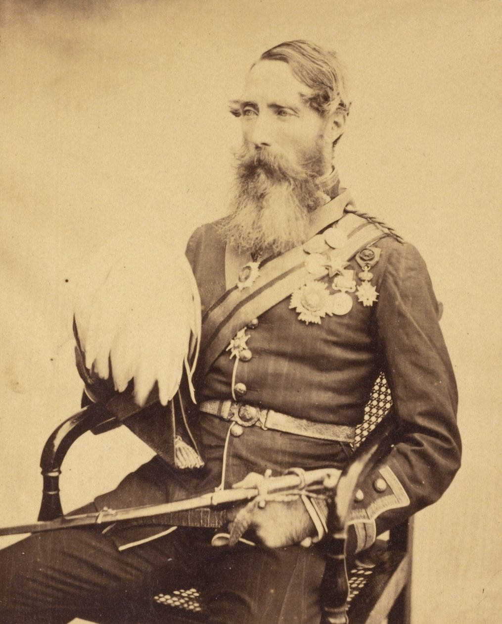 [Retrato do Brigadeiro-General Sir Charles Van Straubenzee] de Felice Beato