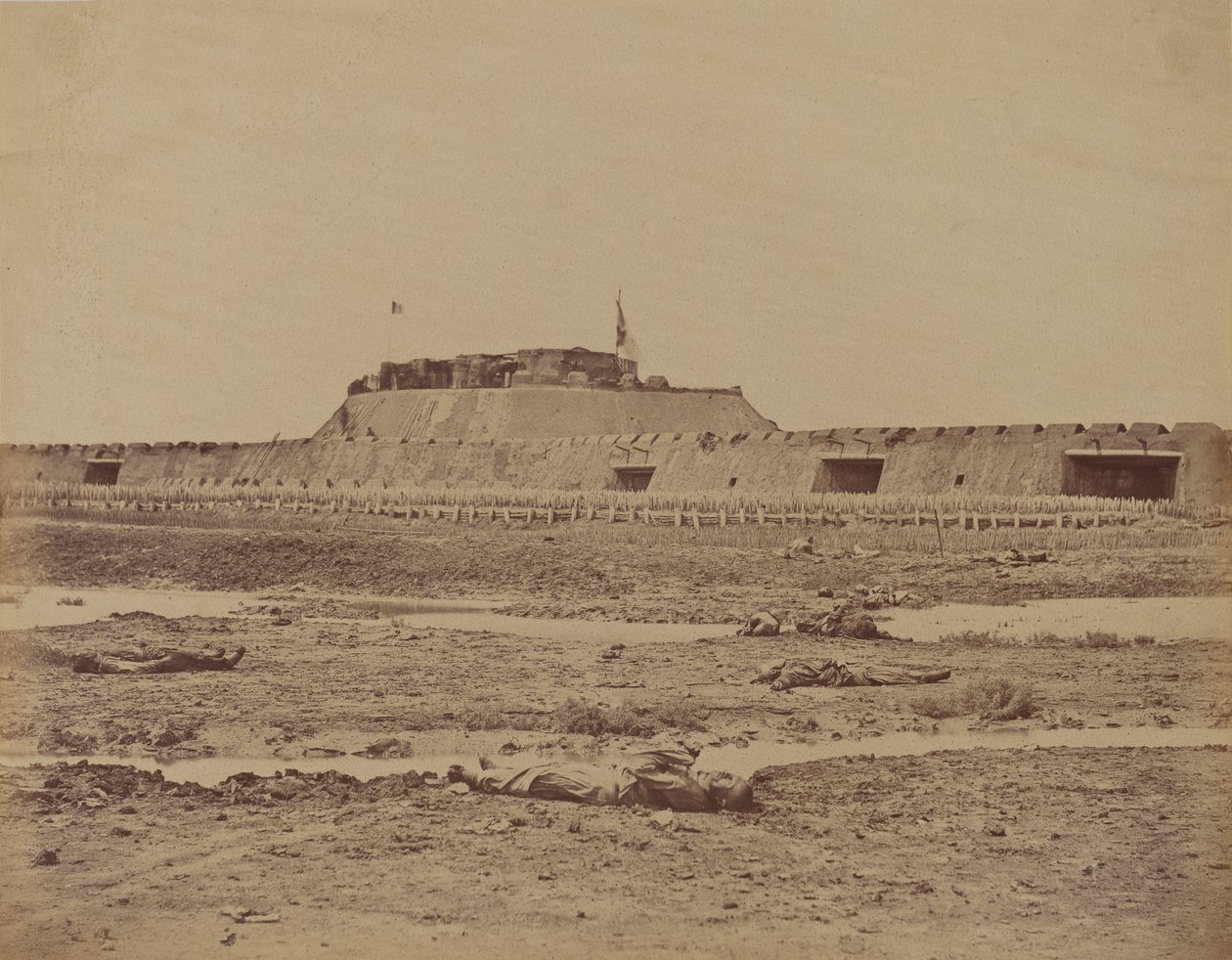 Traseira do Forte Norte após sua captura, mostrando a retirada do exército chinês, 21 de agosto de 1860 de Felice Beato