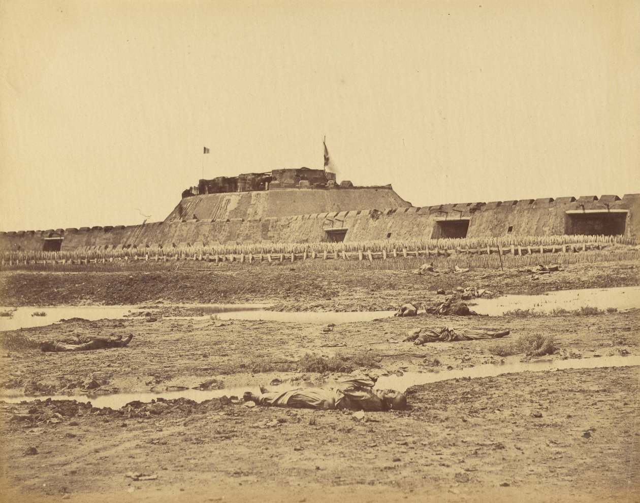 Parte traseira do forte norte mostrando o recuo do exército chinês, 21 de agosto de 1860 de Felice Beato