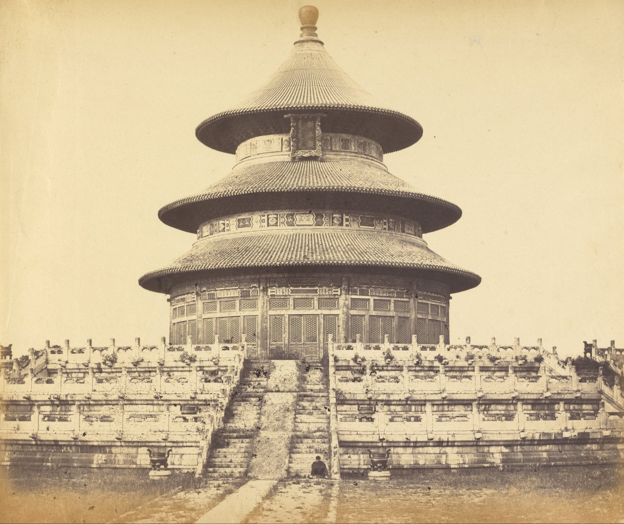 Templo sagrado do céu onde o imperador se sacrifica uma vez por ano na cidade chinesa de Pequim, outubro de Felice Beato