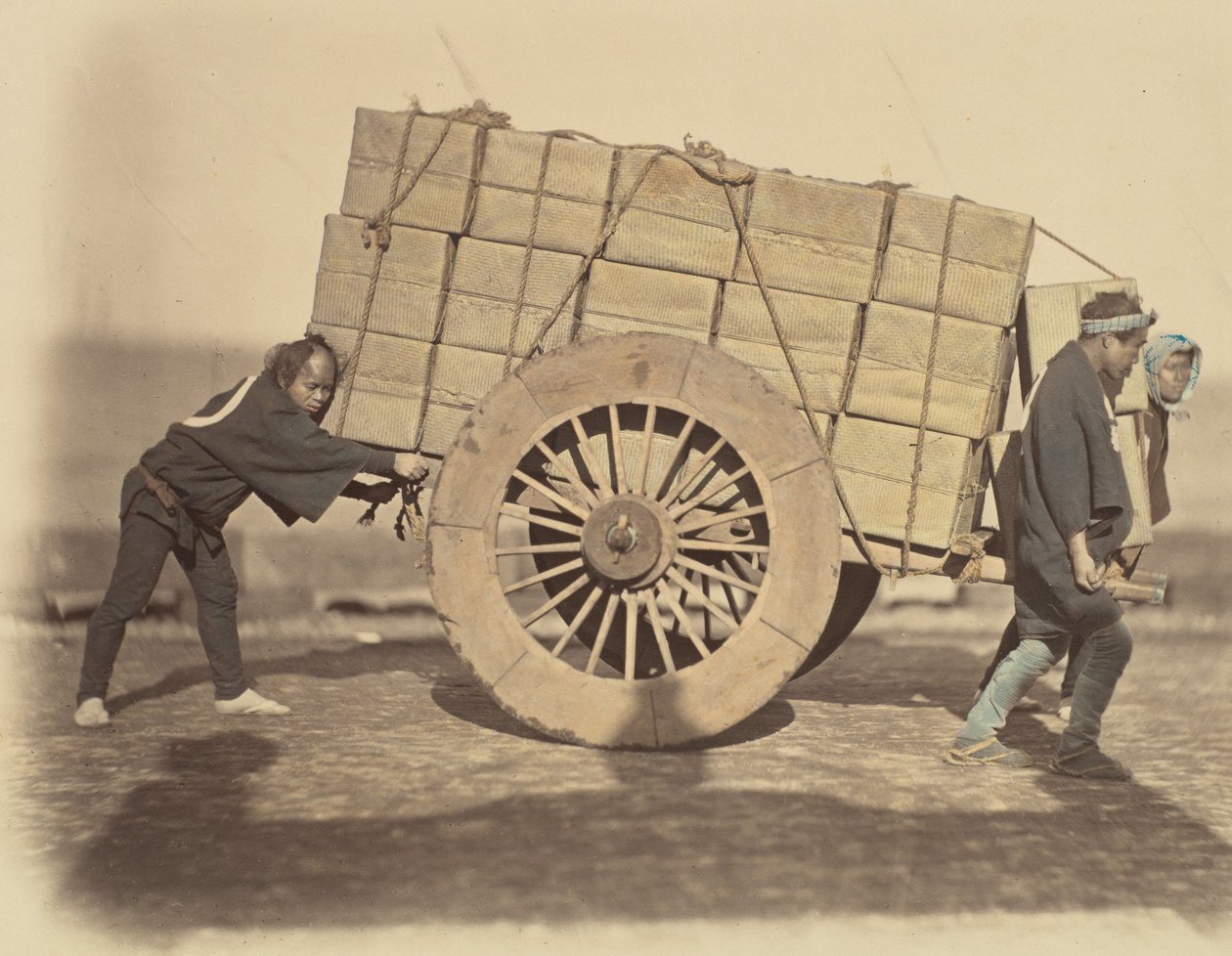 Shariki, ou Coolies que empurram o carrinho, ca. 1860. de Felice Beato