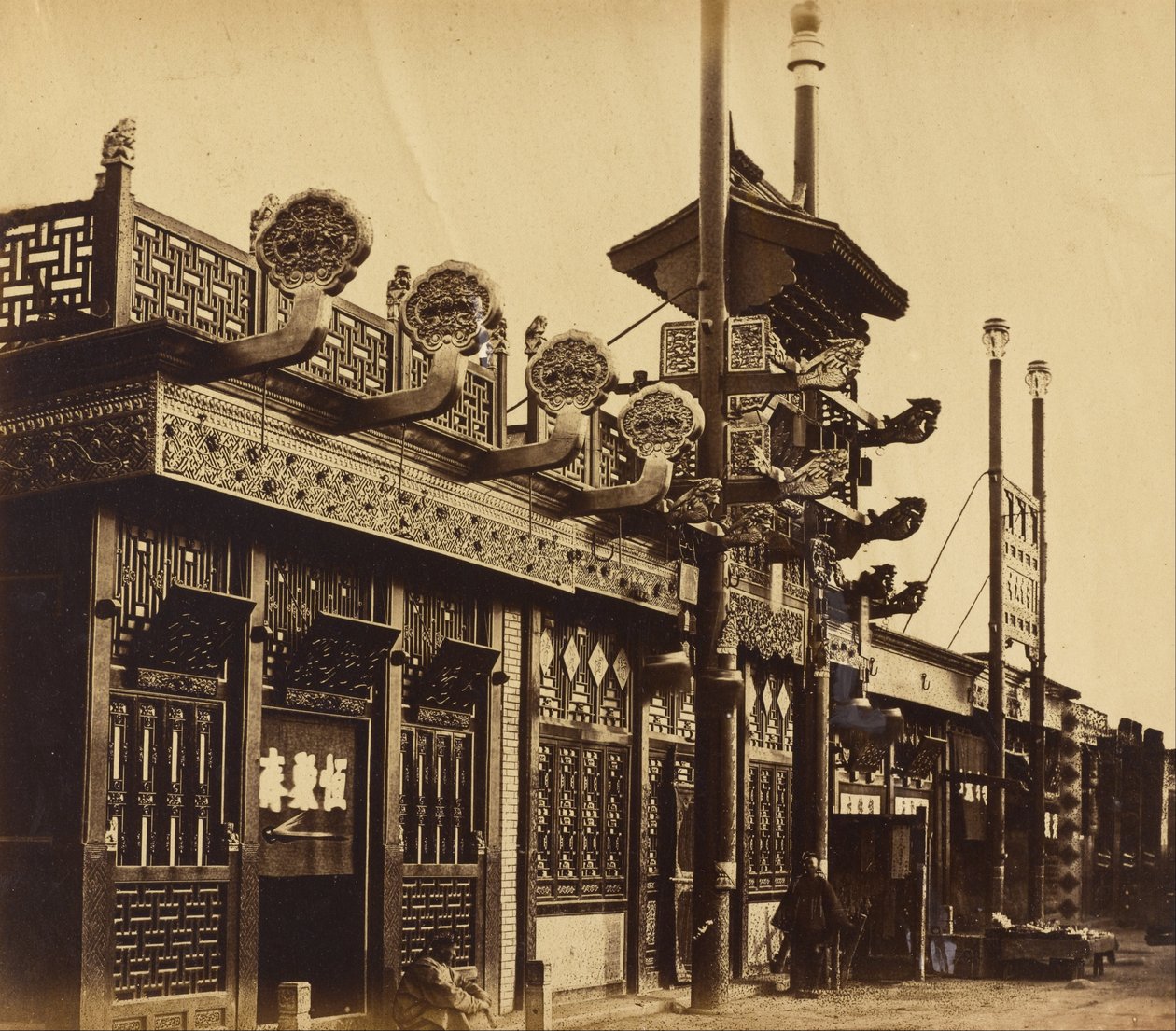 Lojas e rua, cidade chinesa de Pekin, outubro de 1860 de Felice Beato