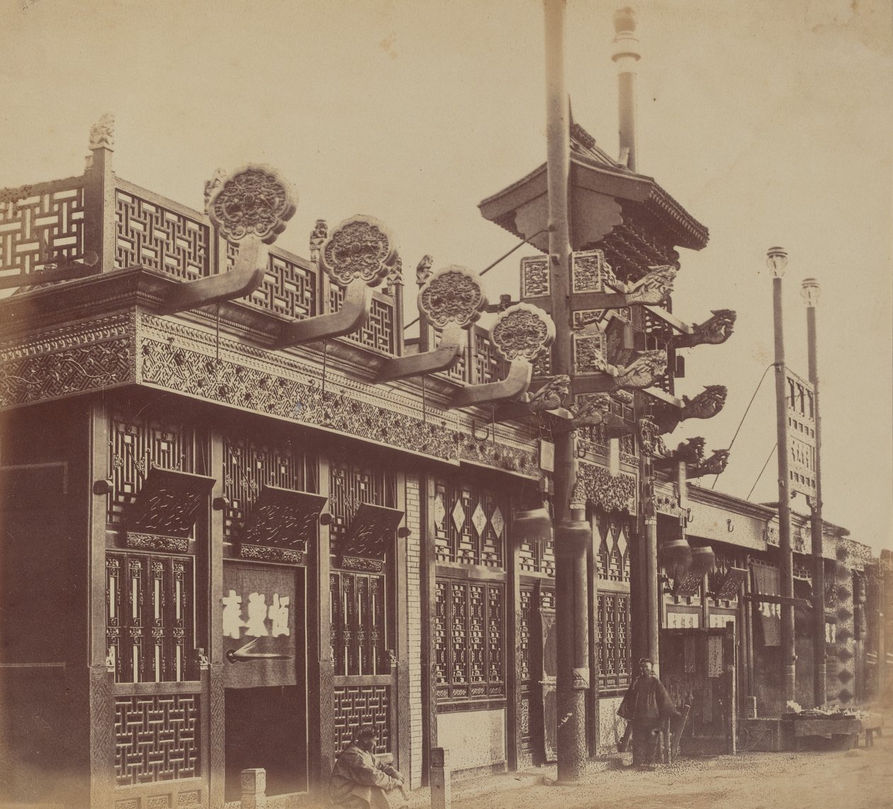 Lojas e rua, cidade chinesa de Pequim, outubro de 1860, 1860. de Felice Beato
