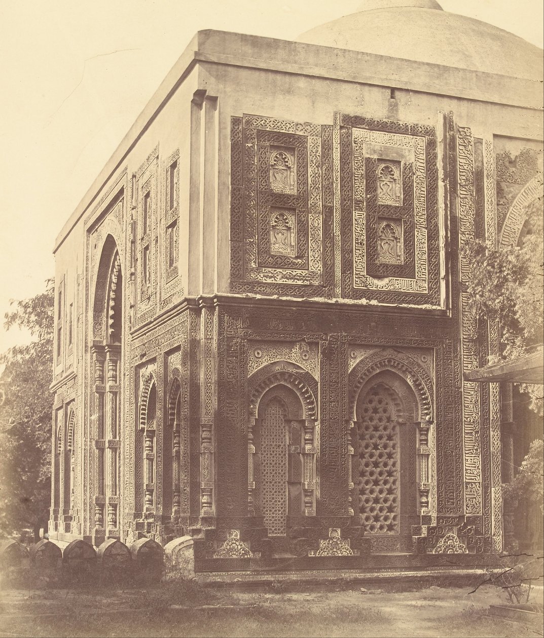 Santuários. Alai Darwaza, mármore e arenito Porta de entrada para a mesquita Quwwat-ul-Islam, Kootub de Felice Beato