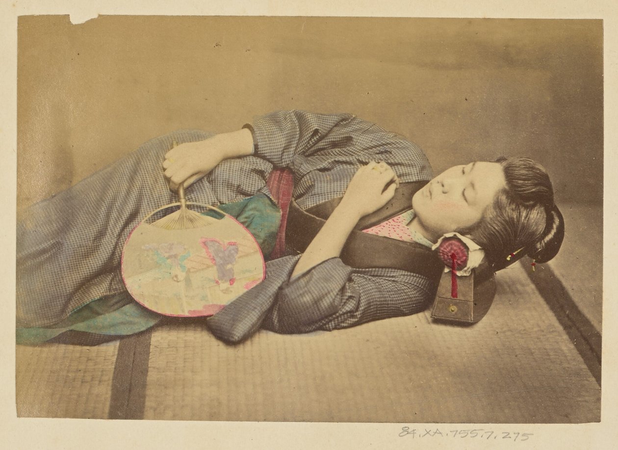 [Mulher japonesa a dormir segurando uma ventoinha]. de Felice Beato